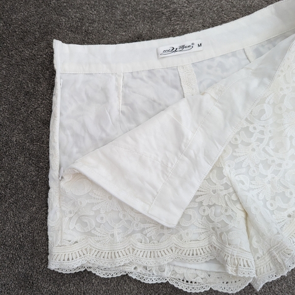 WHITE cotton lace scalloped hem shorts with satin lining size Medium - Picture 5 of 11